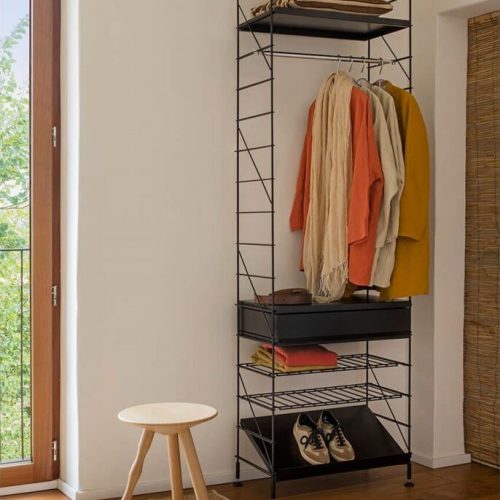 01-TRIA_shelving_system_dressing_room_01_wb-1536x974